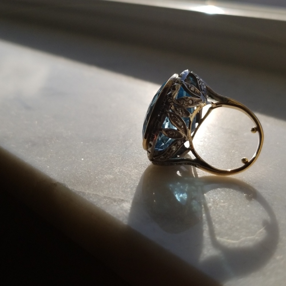 Luxe Blue Topaz Ring- Estate Jewelry - Picture 5 of 8